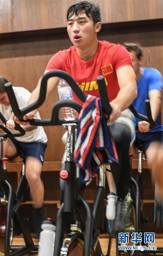 河套雄鹿队读秒绝平钱塘雄鹿队，冰球总决赛上演耐力碾压对手！禁区内连续解围